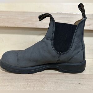 Classic 587 rustic black blundstones